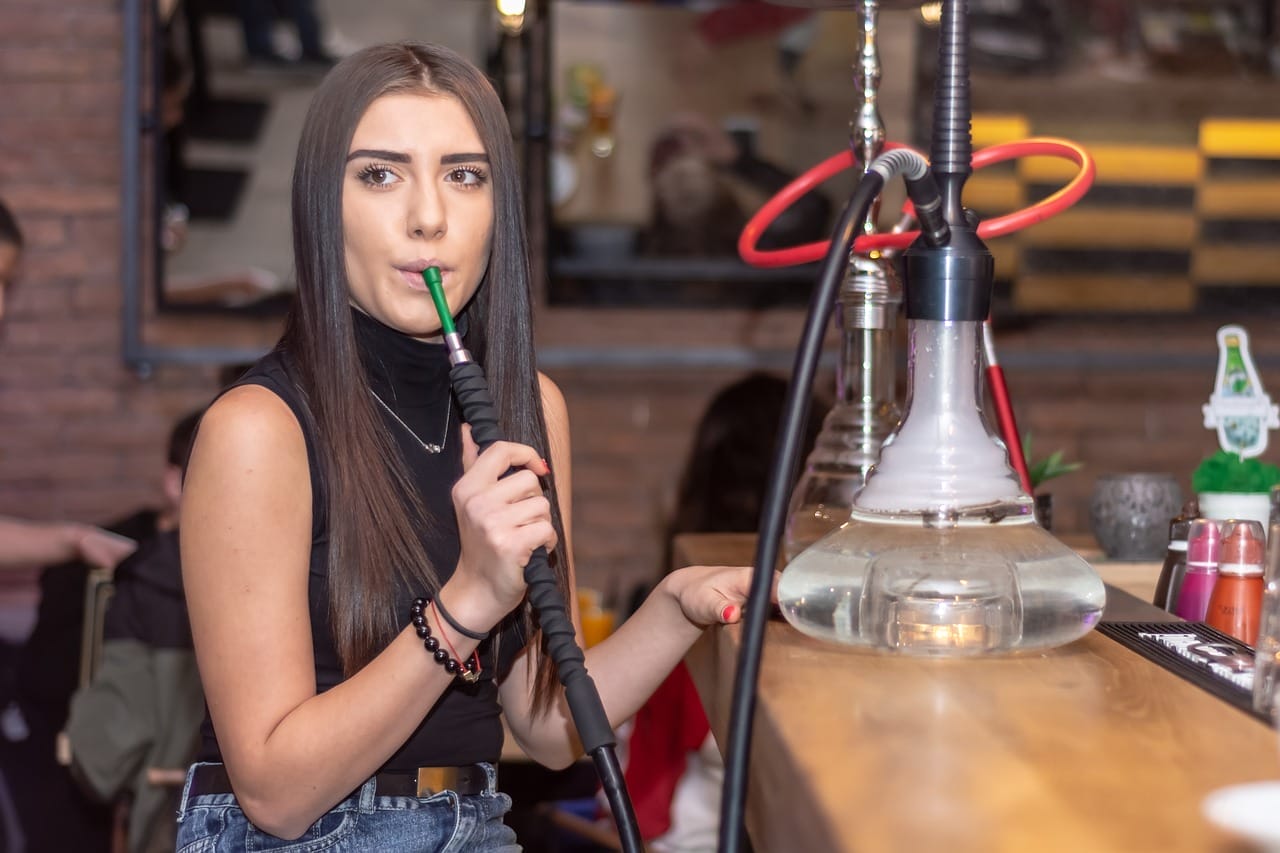 femme fumant chicha