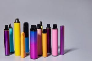Collection de cigarettes électroniques multicolores représentant la diversité et l’accessibilité du matériel de vape d’occasion, idéale pour une consommation responsable et économique.